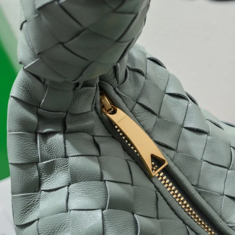 Batch 1460 BV Bottega Veneta 2022 Early Spring New Ladies Medium JODIE Handbag BV Bag 🔥The new method is to round the corners on the original basis and knot the round hobo bag with classic woven leather. The most iconic triangular pull-out design, using sheepskin draped soft shape, is super suitable for concave shapes~ Jodie feels really gentle to people, and is definitely the best item for daily matching. It has the same weave, new elements and twists, and is versatile. It is the new favorite of street style Internet celebrities! Size: 36*21*13 Model: 6697